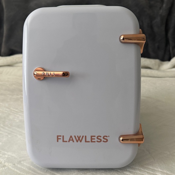 Flawless Mini Beauty Fridge for Makeup and Skincare, White, 4 Liter - Picture 2 of 4